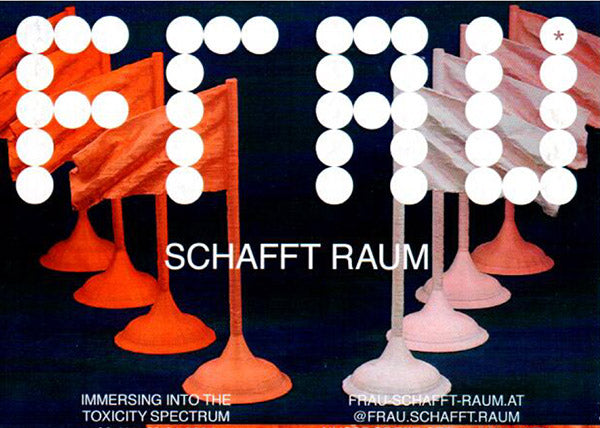 Frau schafft Raum